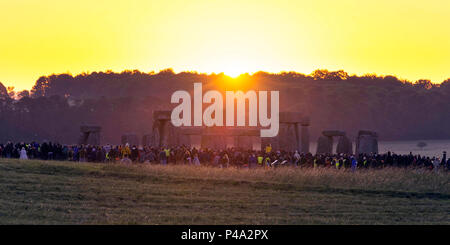 Stonehenge, Wiltshire, UK. 21 Juni, 2018. UK Wetter. Tausende von Nachtschwärmern in Stonehenge in Wiltshire Sammeln der Hochsommer solstice Sonnenaufgang an einem klaren Morgen an. Foto: Graham Jagd-/Alamy leben Nachrichten Stockfoto