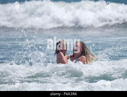 Los Angeles, USA. 20 Juni, 2018. Menschen spielen im Wasser am Venice Beach in Los Angeles, in den Vereinigten Staaten am 20. Juni 2018. Hohe Temperaturen sind wieder in die südliche Kalifornien an der Spitze der National Weather Service eine übermäßige Wärme Warnung Mittwoch für Teile des Landesinneren, die bis Freitag erweitern wird. Credit: Zhao Hanrong/Xinhua/Alamy leben Nachrichten Stockfoto