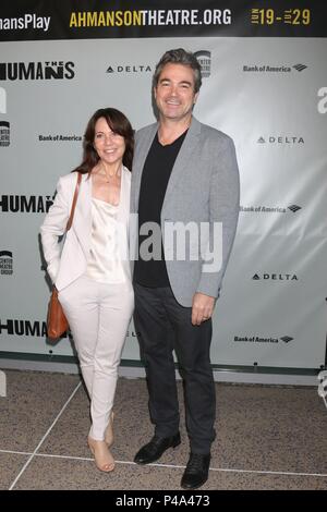 Los Angeles, CA, USA. 20 Juni, 2018. Leslie Urdang, Jon Tenney bei der Ankunft für die Menschen öffnung Nacht, Center Theater Gruppe - Ahmanson Theatre, Los Angeles, CA 20. Juni 2018. Credit: Priscilla Grant/Everett Collection/Alamy leben Nachrichten Stockfoto