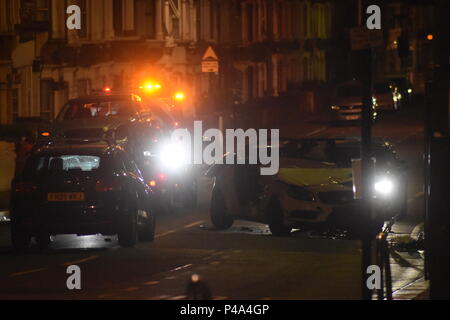 Walthamstow, London, UK. 21 Juni, 2018. Eine hohe Geschwindigkeit, Kollision lässt zwei Autos auf einer Straße in Walthamstow verwüstet. Es gab keine Todesfälle an der Unfallstelle. Es ist offensichtlich, dass das Dach eines der Fahrzeuge mit den Kiefern des Lebens abgeschnitten wurde ein Treiber, aber keine schweren Verletzungen zu entfernen waren zu dieser Zeit berichtet. Ein Abschleppwagen entfernt eines der beteiligten Fahrzeuge wie der zweite wartet auch entfernt werden. Credit: Ricardo Maynard/Alamy leben Nachrichten Stockfoto