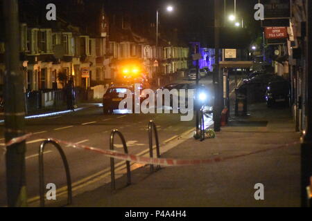 Walthamstow, London, UK. 21 Juni, 2018. Eine hohe Geschwindigkeit, Kollision lässt zwei Autos auf einer Straße in Walthamstow verwüstet. Es gab keine Todesfälle an der Unfallstelle. Es ist offensichtlich, dass das Dach eines der Fahrzeuge mit den Kiefern des Lebens abgeschnitten wurde ein Treiber, aber keine schweren Verletzungen zu entfernen waren zu dieser Zeit berichtet. Ein Abschleppwagen entfernt eines der beteiligten Fahrzeuge wie der zweite wartet auch entfernt werden. Credit: Ricardo Maynard/Alamy leben Nachrichten Stockfoto