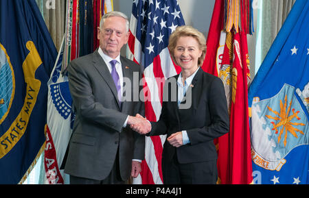 Washington, USA. 20 Juni, 2018. Verteidigungsminister von der Christlich Demokratischen Union (CDU), Ursula von der Leyen, begrüßt die von US-Verteidigungsminister James Mattis. Der deutsche Verteidigungsminister ist Gespräche auf ihrem zweitägigen Besuch in den USA in der Vorbereitung für den NATO-Gipfel im Juli 2018. Credit: Jens Büttner/dpa-Zentralbild/dpa/Alamy leben Nachrichten Stockfoto