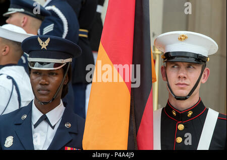 Washington, USA. 20 Juni, 2018. Amerikanische Soldaten vor dem Pentagon stehen für die Ankunft der deutschen Verteidigungsminister von der Christlich Demokratischen Union (CDU), Ursula von der Leyen. Der deutsche Verteidigungsminister ist Gespräche auf ihrem zweitägigen Besuch in den USA in der Vorbereitung für den NATO-Gipfel im Juli 2018. Credit: Jens Büttner/dpa-Zentralbild/dpa/Alamy leben Nachrichten Stockfoto