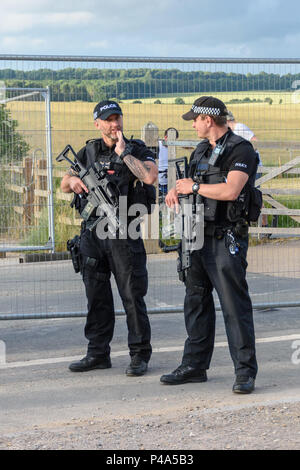 Stonehenge, Amesbury, UK, 20. Juni 2018, bewaffnete Polizei an der Sommersonnenwende Credit: Estelle Bowden/Alamy Leben Nachrichten. Stockfoto