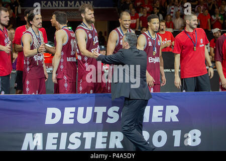 München, Deutschland. 16 Juni, 2018. FCBB-Coach Dejan RADONIJC (FCB) und Spieler. Basketball, Basketball Bayern München (FCB) - Alba Berlin (B), Basketball Bundesliga BBL, Final, 5. Spiel, Saison 2017/2018, am 16/06/2018 in Muenchen/AUDIDOME/Deutschland. | Verwendung der weltweiten Kredit: dpa/Alamy leben Nachrichten Stockfoto