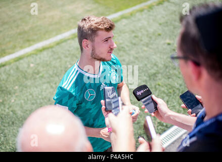 Sochi, Russland. 21 Juni, 2018. Timo Werner beantwortet die Fragen von Journalisten GES/fussball/Wm 2018 Russland: DFB Training Sotschi, 21.06.2018 GES/fussball/fussball/WM 2018 Russland: DFB-Praxis, Sochi, Juni 21, 2018 | Verwendung der weltweiten Kredit: dpa/Alamy leben Nachrichten Stockfoto