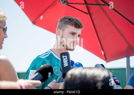 Sochi, Russland. 21 Juni, 2018. Timo Werner beantwortet die Fragen von Journalisten GES/fussball/Wm 2018 Russland: DFB Training Sotschi, 21.06.2018 GES/fussball/fussball/WM 2018 Russland: DFB-Praxis, Sochi, Juni 21, 2018 | Verwendung der weltweiten Kredit: dpa/Alamy leben Nachrichten Stockfoto