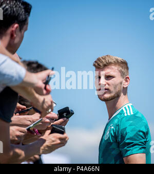 Sochi, Russland. 21 Juni, 2018. Timo Werner beantwortet die Fragen von Journalisten GES/fussball/Wm 2018 Russland: DFB Training Sotschi, 21.06.2018 GES/fussball/fussball/WM 2018 Russland: DFB-Praxis, Sochi, Juni 21, 2018 | Verwendung der weltweiten Kredit: dpa/Alamy leben Nachrichten Stockfoto