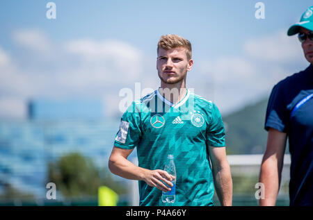 Sochi, Russland. 21 Juni, 2018. Timo Werner beantwortet die Fragen von Journalisten GES/fussball/Wm 2018 Russland: DFB Training Sotschi, 21.06.2018 GES/fussball/fussball/WM 2018 Russland: DFB-Praxis, Sochi, Juni 21, 2018 | Verwendung der weltweiten Kredit: dpa/Alamy leben Nachrichten Stockfoto