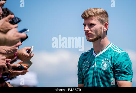 Sochi, Russland. 21 Juni, 2018. Timo Werner beantwortet die Fragen von Journalisten GES/fussball/Wm 2018 Russland: DFB Training Sotschi, 21.06.2018 GES/fussball/fussball/WM 2018 Russland: DFB-Praxis, Sochi, Juni 21, 2018 | Verwendung der weltweiten Kredit: dpa/Alamy leben Nachrichten Stockfoto