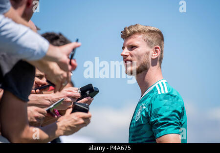 Sochi, Russland. 21 Juni, 2018. Timo Werner beantwortet die Fragen von Journalisten GES/fussball/Wm 2018 Russland: DFB Training Sotschi, 21.06.2018 GES/fussball/fussball/WM 2018 Russland: DFB-Praxis, Sochi, Juni 21, 2018 | Verwendung der weltweiten Kredit: dpa/Alamy leben Nachrichten Stockfoto