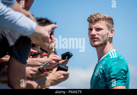 Sochi, Russland. 21 Juni, 2018. Timo Werner beantwortet die Fragen von Journalisten GES/fussball/Wm 2018 Russland: DFB Training Sotschi, 21.06.2018 GES/fussball/fussball/WM 2018 Russland: DFB-Praxis, Sochi, Juni 21, 2018 | Verwendung der weltweiten Kredit: dpa/Alamy leben Nachrichten Stockfoto