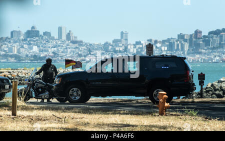 San Francisco, USA. 20 Juni, 2018. Der Panzerwagen mit Bundespräsident Dr. Frank-Walter Steinmeier und seine Frau Elke Buedenbender fahren zu einem Aussichtspunkt. Im Hintergrund ist der San Francisco Innenstadt. Präsident Steinmeier und seine Frau sind auf einem dreitägigen Besuch in Kalifornien. Quelle: Bernd von Jutrczenka/dpa/Alamy leben Nachrichten Stockfoto