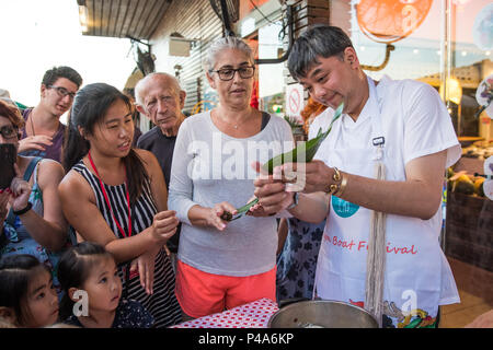 Tel Aviv, Israel. 20 Juni, 2018. Die Menschen lernen, Zongzi, eine pyramidenförmige Knödel aus klebreis in Bambus oder Reed Blätter gewickelt, während der Chinesischen Food Festival in Tel Aviv, Israel, am 20. Juni 2018 zu machen. Die chinesische Food Festival begann am Mittwoch in Tel Aviv. Quelle: Guo yu/Xinhua/Alamy leben Nachrichten Stockfoto