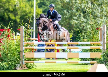 Hickstead, West Sussex, UK. 21 Juni, 2018. Die Al Shira'aa Hickstead Derby treffen. Springen. Sieger. Joao Charleswort reiten Titanic De Moisenais. POR. Das Hickstead Anfänger Meisterschaft. Der All England Parcours, Hickstead, West Sussex. Tag 2. 21.06.2018. Credit: Sport in Bildern/Alamy leben Nachrichten Stockfoto