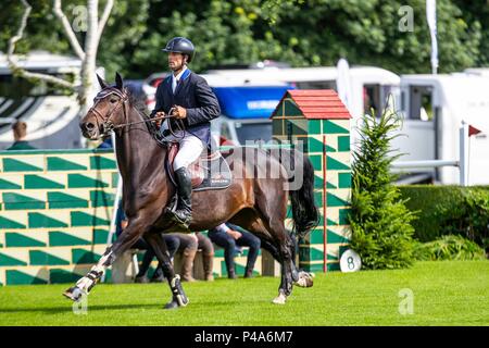 Hickstead, West Sussex, UK. 21 Juni, 2018. Die Al Shira'aa Hickstead Derby treffen. Springen. Sieger. Joao Charleswort reiten Titanic De Moisenais. POR. Das Hickstead Anfänger Meisterschaft. Der All England Parcours, Hickstead, West Sussex. Tag 2. 21.06.2018. Credit: Sport in Bildern/Alamy leben Nachrichten Stockfoto