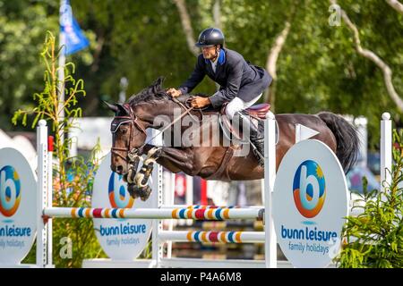 Hickstead, West Sussex, UK. 21 Juni, 2018. Die Al Shira'aa Hickstead Derby treffen. Springen. Sieger. Joao Charleswort reiten Titanic De Moisenais. POR. Das Hickstead Anfänger Meisterschaft. Der All England Parcours, Hickstead, West Sussex. Tag 2. 21.06.2018. Credit: Sport in Bildern/Alamy leben Nachrichten Stockfoto