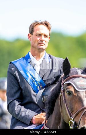 Hickstead, West Sussex, UK. 21 Juni, 2018. Die Al Shira'aa Hickstead Derby treffen. Springen. Sieger. Joao Charleswort reiten Titanic De Moisenais. POR. Das Hickstead Liebe Meisterschaft. Der All England Parcours, Hickstead, West Sussex. Tag 2. 21.06.2018. Credit: Sport in Bildern/Alamy leben Nachrichten Stockfoto