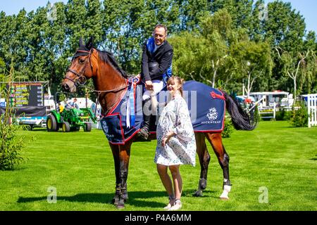 Hickstead, West Sussex, UK. 21 Juni, 2018. Die Al Shira'aa Hickstead Derby treffen. Springen. Shane Grün reiten Z sieben Caretina. IRL. Das Hickstead jährliche Grade C-Meisterschaft. Der All England Parcours, Hickstead, West Sussex. Tag 2. 21.06.2018. Credit: Sport in Bildern/Alamy leben Nachrichten Stockfoto