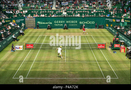 Halle, Deutschland. 21 Juni, 2018. Tennis, ATP-Tour, Singles, Männer, runde 16. Australiens Matthew Ebden (vorne) in Aktion gegen Deutschlands Kohlschreiber. Credit: Friso Gentsch/dpa/Alamy leben Nachrichten Stockfoto
