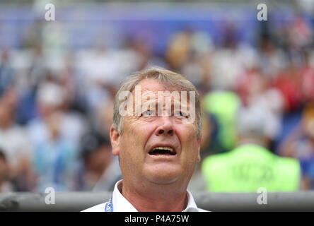 Samara, Russland. 21 Juni, 2018. Head Coach Age Hareide Dänemark singt Nationalhymne vor der 2018 FIFA World Cup Gruppe C Spiel zwischen Dänemark und Australien in Samara, Russland, 21. Juni 2018. Credit: Fei Maohua/Xinhua/Alamy leben Nachrichten Stockfoto