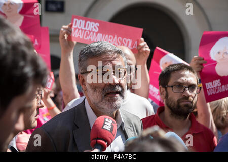 Carles Riera von Tasse (populär Einheit Kandidatur) gesehen im Gespräch mit Medien während eines Protestes in Unterstützung der aktuelle Bürgermeister Dolors Sabater. Die neue Badalona Bürgermeister Alex Pastor geändert mit Unterstützung von PP (Volkspartei) PSC (Sozialisten Partei von Katalonien) und C (Bürgerinnen und Bürger oder Bürger in Englisch), stimmte mit "JA" für einen Misstrauensantrag der aktuelle Bürgermeister Dolors Sabater. Stockfoto