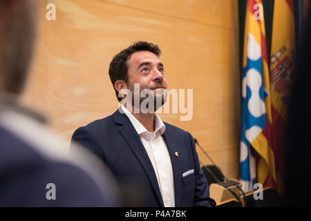 Alex Pastor von PSC und neuen Bürgermeister von Badalona in Badalona Rathaus gesehen. Die neue Badalona Bürgermeister Alex Pastor geändert mit Unterstützung von PP (Volkspartei) PSC (Sozialisten Partei von Katalonien) und C (Bürgerinnen und Bürger oder Bürger in Englisch), stimmte mit "JA" für einen Misstrauensantrag der aktuelle Bürgermeister Dolors Sabater. Stockfoto