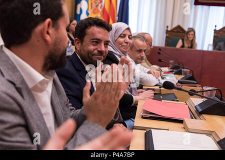 Alex Pastor von PSC und neuen Bürgermeister von Badalona in Badalona Rathaus gesehen. Die neue Badalona Bürgermeister Alex Pastor geändert mit Unterstützung von PP (Volkspartei) PSC (Sozialisten Partei von Katalonien) und C (Bürgerinnen und Bürger oder Bürger in Englisch), stimmte mit "JA" für einen Misstrauensantrag der aktuelle Bürgermeister Dolors Sabater. Stockfoto