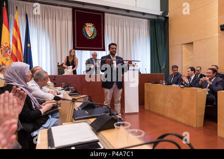 Alex Pastor von PSC und neuen Bürgermeister von Badalona in Badalona Rathaus gesehen. Die neue Badalona Bürgermeister Alex Pastor geändert mit Unterstützung von PP (Volkspartei) PSC (Sozialisten Partei von Katalonien) und C (Bürgerinnen und Bürger oder Bürger in Englisch), stimmte mit "JA" für einen Misstrauensantrag der aktuelle Bürgermeister Dolors Sabater. Stockfoto