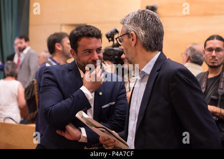 Alex Pastor (links) von PSC und neuen Bürgermeister von Badalona in Badalona Rathaus gesehen. Die neue Badalona Bürgermeister Alex Pastor geändert mit Unterstützung von PP (Volkspartei) PSC (Sozialisten Partei von Katalonien) und C (Bürgerinnen und Bürger oder Bürger in Englisch), stimmte mit "JA" für einen Misstrauensantrag der aktuelle Bürgermeister Dolors Sabater. Stockfoto