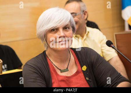 Badalona, Katalonien, Spanien. 20 Juni, 2018. Dolors Sabater (Guanyem) aktuelle Bürgermeister in Badalona Rathaus gesehen. Die neue Badalona Bürgermeister Alex Pastor mit Unterstützung von PP (Volkspartei) PSC (Sozialisten Partei von Katalonien) und C (Bürgerinnen und Bürger oder Bürger in Englisch), dass gestimmt'' "JA" geändert für einen Misstrauensantrag der aktuelle Bürgermeister Dolors Sabater. Credit: Freddy Davies/SOPA Images/ZUMA Draht/Alamy leben Nachrichten Stockfoto