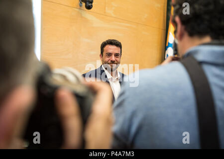 Badalona, Katalonien, Spanien. 20 Juni, 2018. Alex Pastor von PSC und neuen Bürgermeister von Badalona in Badalona Rathaus gesehen. Die neue Badalona Bürgermeister Alex Pastor mit Unterstützung von PP (Volkspartei) PSC (Sozialisten Partei von Katalonien) und C (Bürgerinnen und Bürger oder Bürger in Englisch), dass gestimmt'' "JA" geändert für einen Misstrauensantrag der aktuelle Bürgermeister Dolors Sabater. Credit: Freddy Davies/SOPA Images/ZUMA Draht/Alamy leben Nachrichten Stockfoto