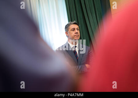 Badalona, Katalonien, Spanien. 20 Juni, 2018. Xavier Garcia Albiol chief von PP Kataloniens an Badalona Rathaus gesehen. Die neue Badalona Bürgermeister Alex Pastor mit Unterstützung von PP (Volkspartei) PSC (Sozialisten Partei von Katalonien) und C (Bürgerinnen und Bürger oder Bürger in Englisch), dass gestimmt'' "JA" geändert für einen Misstrauensantrag der aktuelle Bürgermeister Dolors Sabater. Credit: Freddy Davies/SOPA Images/ZUMA Draht/Alamy leben Nachrichten Stockfoto