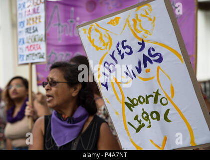 Caracas, Venezuela. 20. Juni 2018. Menschen zur Teilnahme an einer Demonstration vor der Nationalen Verfassungsgebenden Versammlung von Venezuela, die Einbeziehung von rechtlichen, sichere und kostenlose Abtreibung in einer Verfassungsreform zu verlangen. Marcos Salgado/Alamy leben Nachrichten Stockfoto