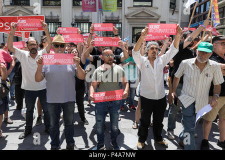 Badalona, Katalonien, Spanien. 20 Juni, 2018. Demonstranten außerhalb der Stadt Halle gesehen Unterstützung der aktuelle Bürgermeister Dolores Sabater. Die neue Badalona Bürgermeister Alex Pastor geändert mit Unterstützung von PP (Volkspartei) PSC (Sozialisten Partei von Katalonien) und C (Bürgerinnen und Bürger oder Bürger in Englisch), dass gestimmt'' "JA" für einen Misstrauensantrag der aktuelle Bürgermeister Dolors Sabater. Credit: Freddy Davies/SOPA Images/ZUMA Draht/Alamy leben Nachrichten Stockfoto