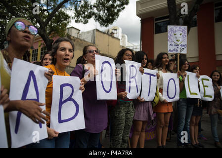 Caracas, Venezuela. 20. Juni 2018. Menschen zur Teilnahme an einer Demonstration vor der Nationalen Verfassungsgebenden Versammlung von Venezuela, die Einbeziehung von rechtlichen, sichere und kostenlose Abtreibung in einer Verfassungsreform zu verlangen. Marcos Salgado/Alamy leben Nachrichten Stockfoto