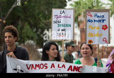 Caracas, Venezuela. 20. Juni 2018. Menschen zur Teilnahme an einer Demonstration vor der Nationalen Verfassungsgebenden Versammlung von Venezuela, die Einbeziehung von rechtlichen, sichere und kostenlose Abtreibung in einer Verfassungsreform zu verlangen. Marcos Salgado/Alamy leben Nachrichten Stockfoto