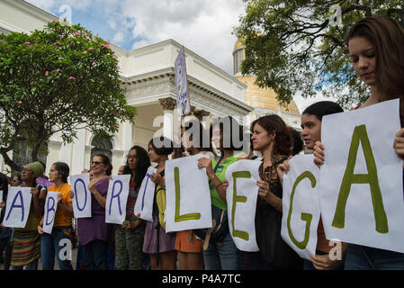 Caracas, Venezuela. 20. Juni 2018. Menschen zur Teilnahme an einer Demonstration vor der Nationalen Verfassungsgebenden Versammlung von Venezuela, die Einbeziehung von rechtlichen, sichere und kostenlose Abtreibung in einer Verfassungsreform zu verlangen. Marcos Salgado/Alamy leben Nachrichten Stockfoto