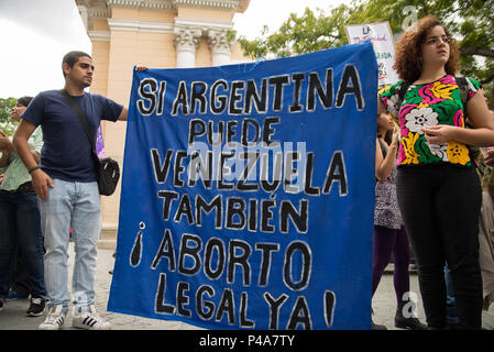 Caracas, Venezuela. 20. Juni 2018. Menschen zur Teilnahme an einer Demonstration vor der Nationalen Verfassungsgebenden Versammlung von Venezuela, die Einbeziehung von rechtlichen, sichere und kostenlose Abtreibung in einer Verfassungsreform zu verlangen. Marcos Salgado/Alamy leben Nachrichten Stockfoto