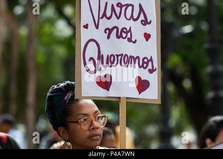 Caracas, Venezuela. 20. Juni 2018. Menschen zur Teilnahme an einer Demonstration vor der Nationalen Verfassungsgebenden Versammlung von Venezuela, die Einbeziehung von rechtlichen, sichere und kostenlose Abtreibung in einer Verfassungsreform zu verlangen. Marcos Salgado/Alamy leben Nachrichten Stockfoto