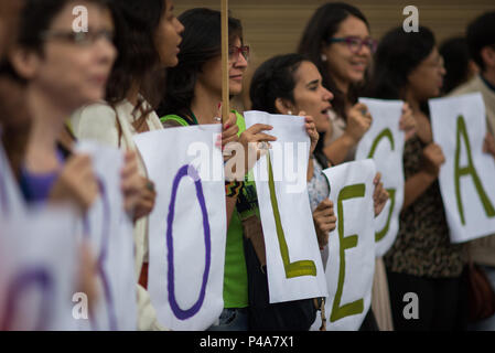 Caracas, Venezuela. 20. Juni 2018. Menschen zur Teilnahme an einer Demonstration vor der Nationalen Verfassungsgebenden Versammlung von Venezuela, die Einbeziehung von rechtlichen, sichere und kostenlose Abtreibung in einer Verfassungsreform zu verlangen. Marcos Salgado/Alamy leben Nachrichten Stockfoto