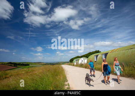 Rame Halbinsel, Cornwall, UK Wetter. Da ein hoher Druck bewegt sich in vielen südlichen Teile der britischen Zeit der guten Wetter mit warmen bis heißen Sonne ist auf dem Weg. Wanderer genießen die warme Sonne und blauen Himmel bei Teekocher Höhen über Kingsand, Cornwall Stockfoto