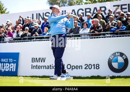 Deutschland, Pulheim. 21 Juni, 2018. Golf: Europe-Tour, Internationale öffnen: Ernie Els, South African Golf Spieler schlägt die Kugel. Credit: Marcel Kusch/dpa/Alamy leben Nachrichten Stockfoto