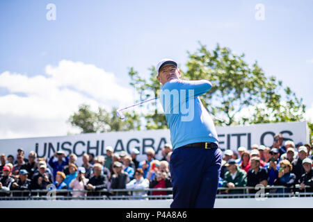 Deutschland, Pulheim. 21 Juni, 2018. Golf: Europe-Tour, Internationale öffnen: Ernie Els, South African Golf Spieler schlägt die Kugel. Credit: Marcel Kusch/dpa/Alamy leben Nachrichten Stockfoto