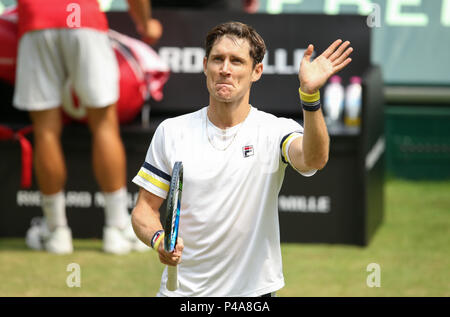 Halle, Deutschland. 21 Juni, 2018. Tennis, ATP-Tour, Singles, Männer, runde 16. Australiens Matthew Ebden feiert seinen Sieg gegen Deutschlands Kohlschreiber. Credit: Friso Gentsch/dpa/Alamy leben Nachrichten Stockfoto