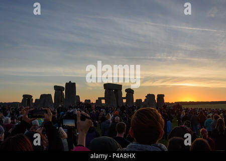 Stonehenge, Amesbury, UK, 21. Juni 2018, dem Zeitpunkt des Sonnenaufgangs an der Sommersonnenwende Credit: Estelle Bowden/Alamy Leben Nachrichten. Stockfoto