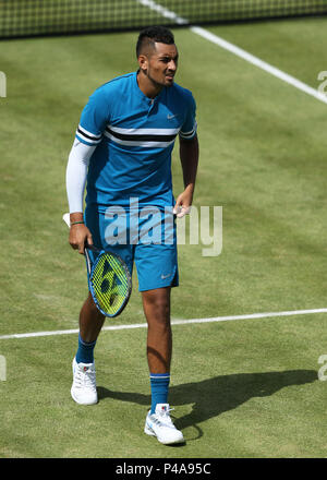 Queens Club, London, Großbritannien. 21 Juni, 2018. Das Fieber Baum Tennis Meisterschaften; Nick Kyrgios (AUS) sieht auf Kredit: Aktion plus Sport/Alamy leben Nachrichten Stockfoto