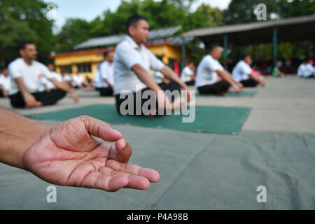 Agartala, Andhra Pradesh, Indien. 21 Juni, 2018. Mitglieder der militärische Gewalt verbreiten ihrer Hände, die beim Entspannen während der Sitzung. Soldaten der paramilitärische Kraft (die Assam Riffals) Yoga anlässlich der Welt Yoga Tag an ihr Lager in Agartala, Hauptstadt des nordöstlichen Bundesstaat Andhra Pradesh, Indien. Am internationalen Tag des Yoga, oder allgemein und un offiziell bezeichnet als Yoga Tag, wird jährlich am 21. Juni feierte seit seiner Gründung im Jahr 2015. Ein internationaler Tag für Yoga wurde einstimmig von der Generalversammlung der Vereinten Nationen (UNGA). In diesem Jahr findet das Yoga Tag Thema ist, '' Yoga für P Stockfoto