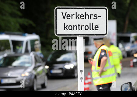 21 Juni 2018, Hamburg, Deutschland: ein Schild mit der Aufschrift 'Traffic' können auf der Website der Polizei die Durchsetzung der Diesel Verbot mit einer großen Inspektion - ältere Diesel-Lkws und Autos gesehen werden, haben vor kurzem in die Max-Brauer-Allee mit einem Abstand von 600 Metern verboten worden, während ältere Lkw haben zu einer Entfernung von 1,6 km zu halten. Geldstrafen werden in Fällen von Verletzungen von nun an übergeben werden. Foto: Bodo Marks/dpa Stockfoto