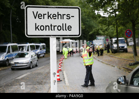 21 Juni 2018, Hamburg, Deutschland: ein Schild mit der Aufschrift 'Traffic' können auf der Website der Polizei die Durchsetzung der Diesel Verbot mit einer großen Inspektion - ältere Diesel-Lkws und Autos gesehen werden, haben vor kurzem in die Max-Brauer-Allee mit einem Abstand von 600 Metern verboten worden, während ältere Lkw haben zu einer Entfernung von 1,6 km zu halten. Geldstrafen werden in Fällen von Verletzungen von nun an übergeben werden. Foto: Bodo Marks/dpa Stockfoto